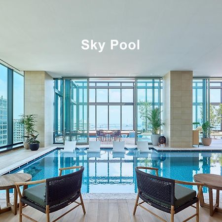 Mitsui Garden Hotel Yokohama Minatomirai Premier Buitenkant foto Sky Pool