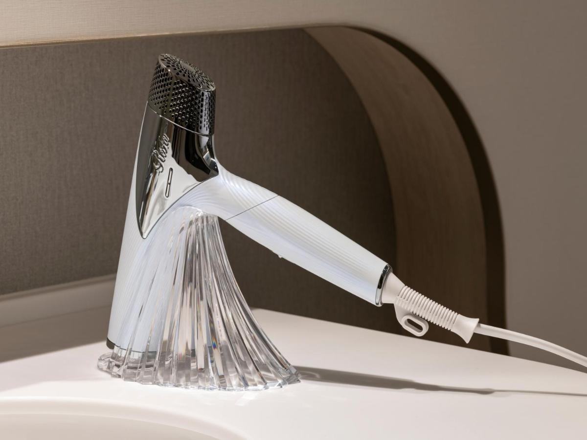 Mitsui Garden Hotel Yokohama Minatomirai Premier Buitenkant foto A hair dryer