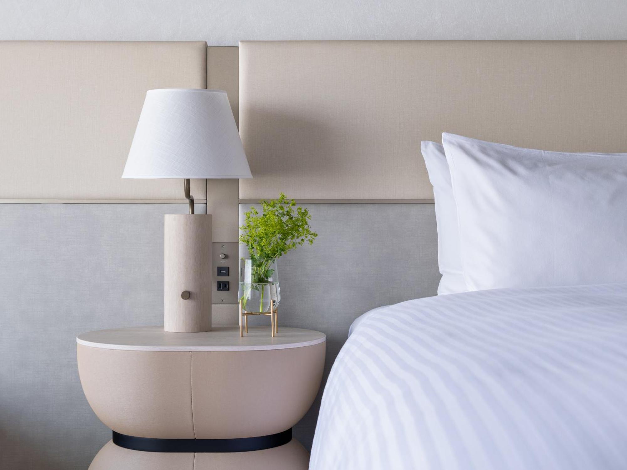 Mitsui Garden Hotel Yokohama Minatomirai Premier Buitenkant foto A bedside table