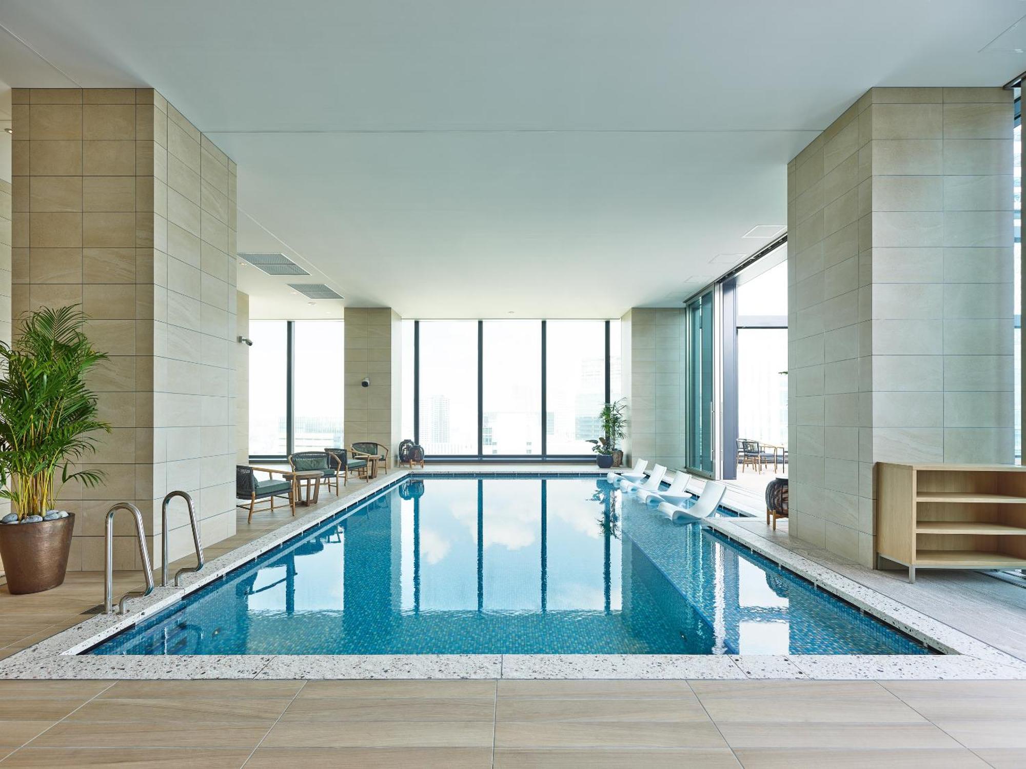 Mitsui Garden Hotel Yokohama Minatomirai Premier Buitenkant foto The pool at The Ritz-Carlton, Tokyo